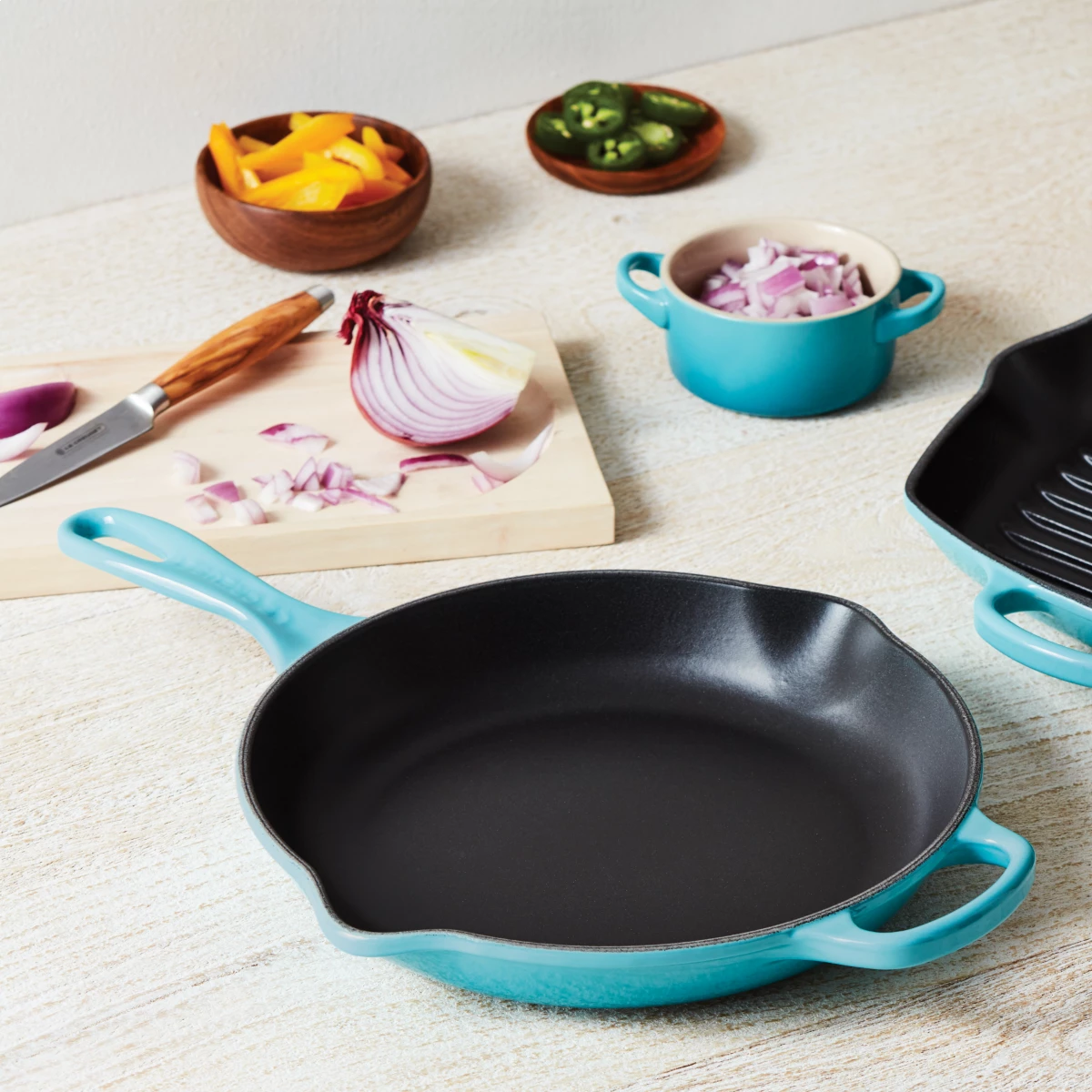 Le Creuset 10.25" Signature Enameled Cast Iron Skillet | Caribbean Blue 2 Le Creuset 10.25" Signature Enameled Cast Iron Skillet | Caribbean Blue - Image 2