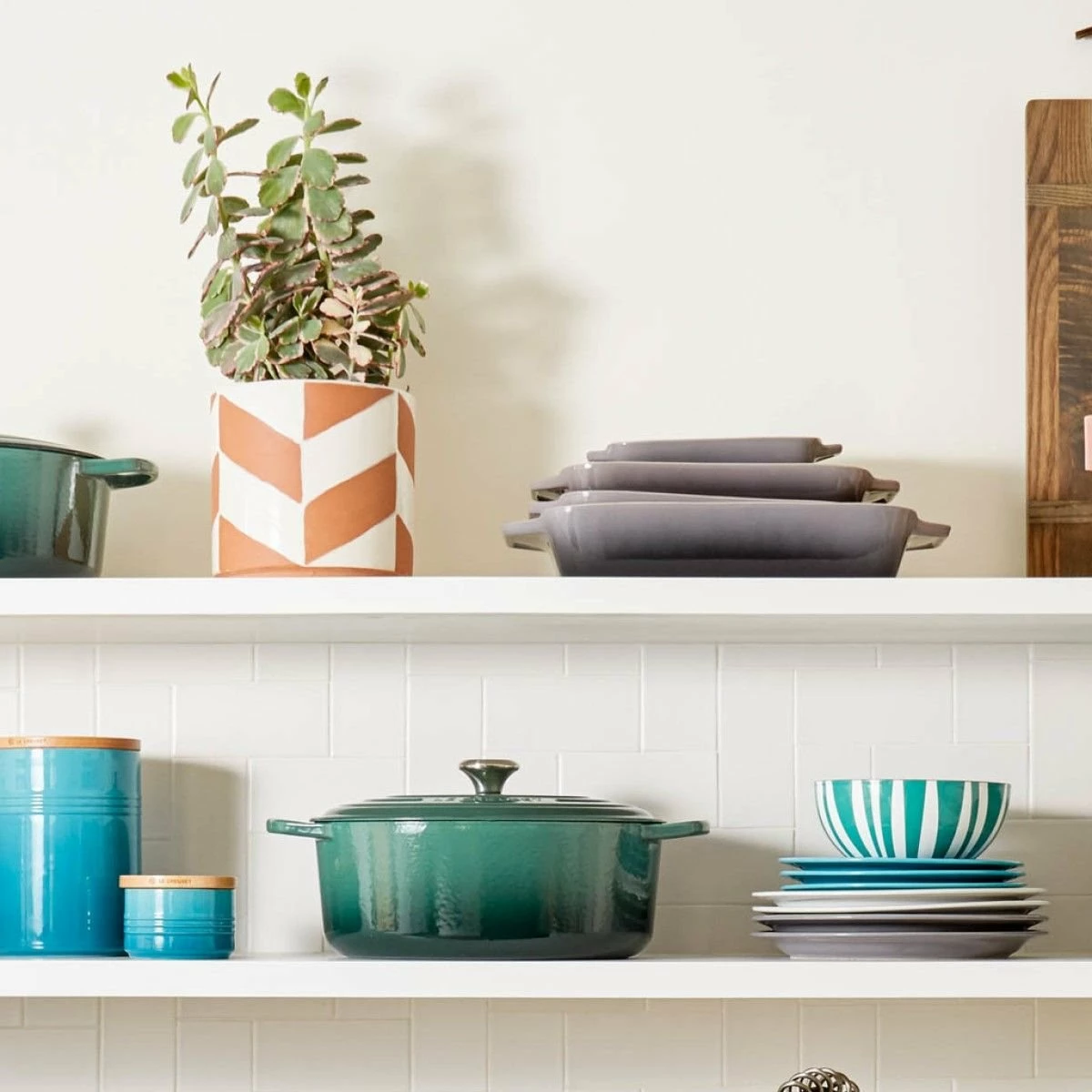 Le Creuset 4.5 Qt. Round Signature Dutch Oven With Stainless Steel Knob | Artichaut 5 Le Creuset 4.5 Qt. Round Signature Dutch Oven With Stainless Steel Knob | Artichaut - Image 5