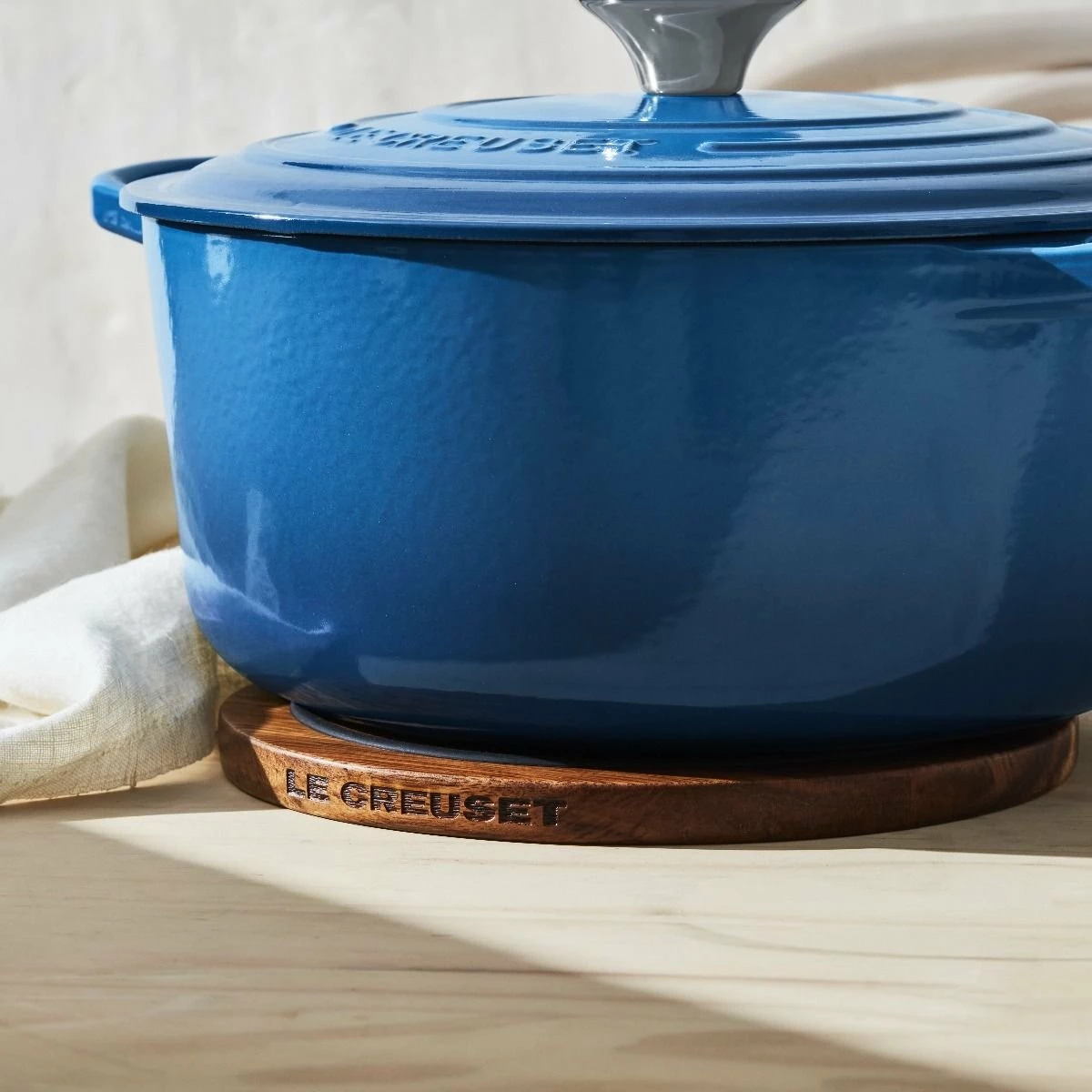 Le Creuset 5.5 Qt. Round Signature Cast Iron Dutch Oven With Stainless Steel Knob | Marseille Blue 4 Le Creuset 5.5 Qt. Round Signature Cast Iron Dutch Oven With Stainless Steel Knob | Marseille Blue - Image 4