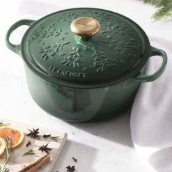 Le Creuset 4.5 Qt. Signature Dutch Oven | Noel (Artichaut) -Cookware Sets Sales 2023 rs17644 22 lca q4 noelchristmastreerdo vert ret