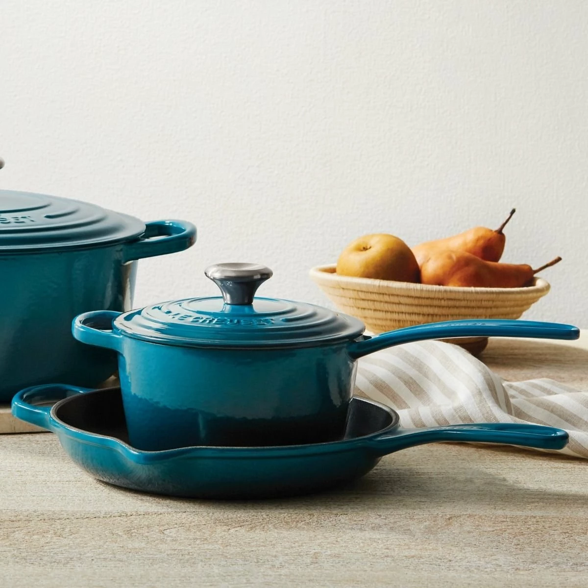 Le Creuset 9" Signature Enameled Cast Iron Skillet | Deep Teal 4 Le Creuset 9" Signature Enameled Cast Iron Skillet | Deep Teal - Image 4