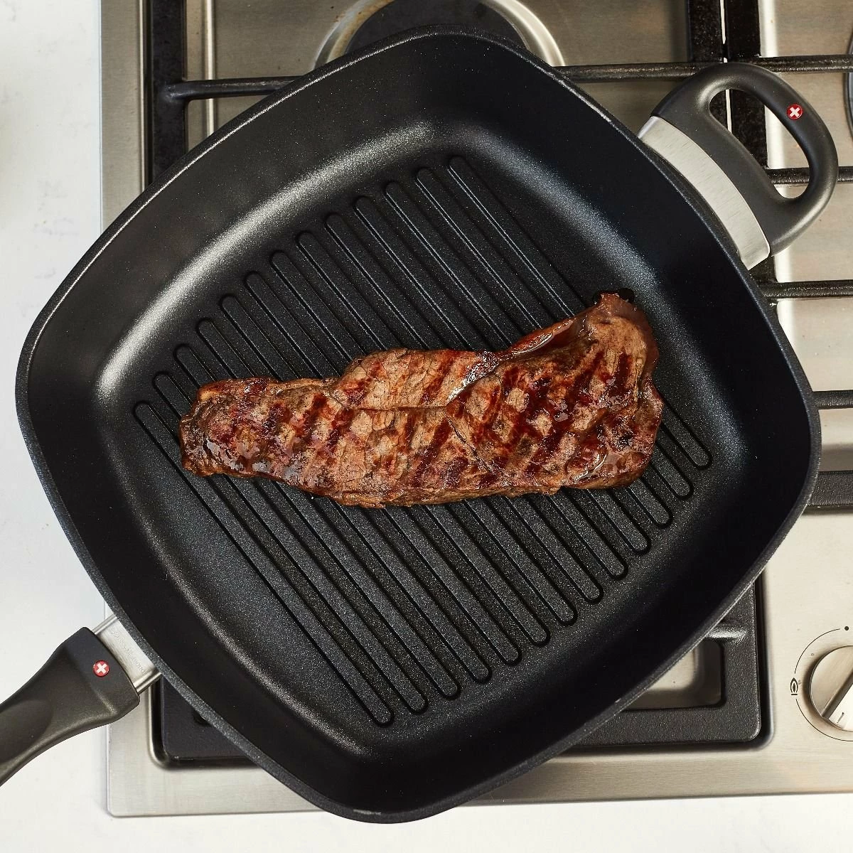 Swiss Diamond | HD Deep Square Grill Pan - 11" X 11" 4 Swiss Diamond | HD Deep Square Grill Pan - 11" X 11" - Image 4